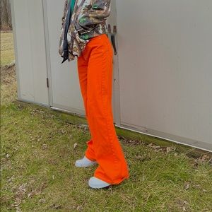 Streetwear: neon orange flared pants